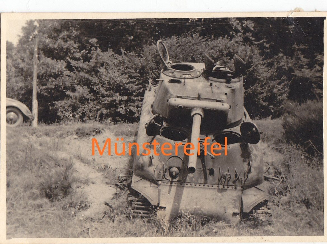 Foto zerstörter amerikanischer Panzer Sherman Fi