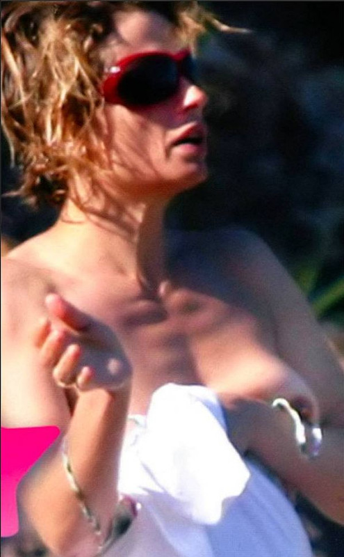 isabella-ferrari-topless-1228a