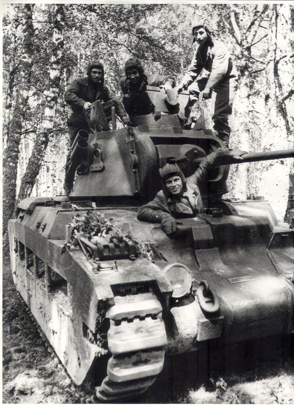 Экипаж младшего лейтенанта А.И. Иванова на английском танке Матильда 1942