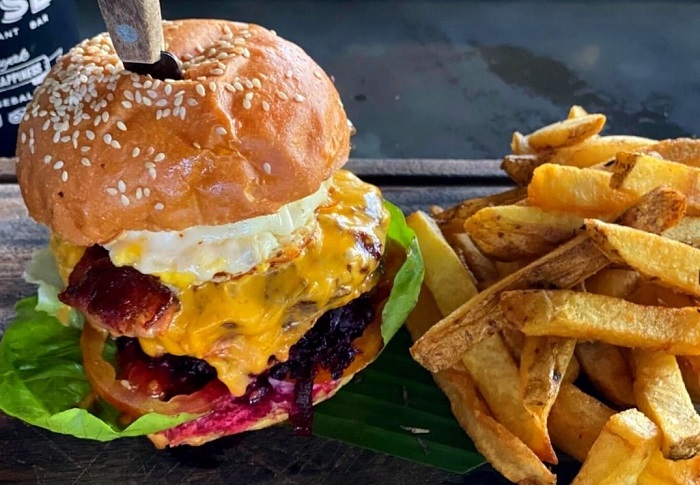 Sajian burger di Corner House Bali.