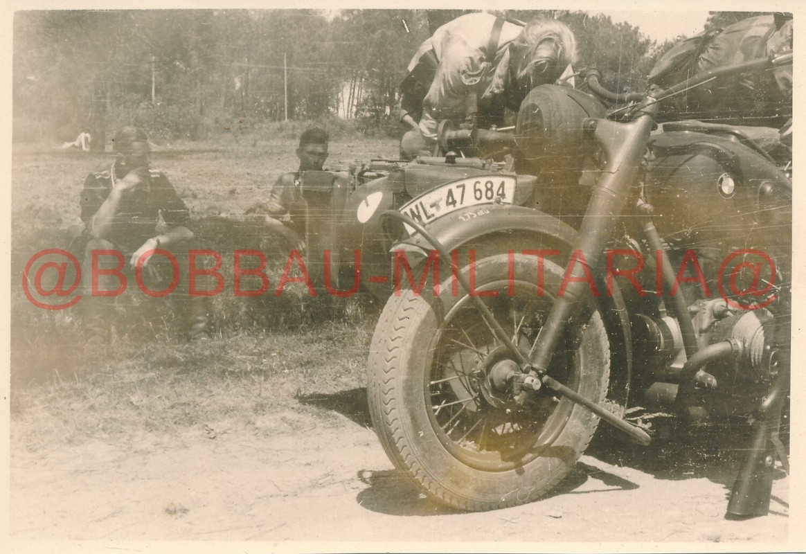 Foto BMW R75 Motorrad von der Luftwaffen-Fallschirm-Panzer-Division 1 HG (1)
