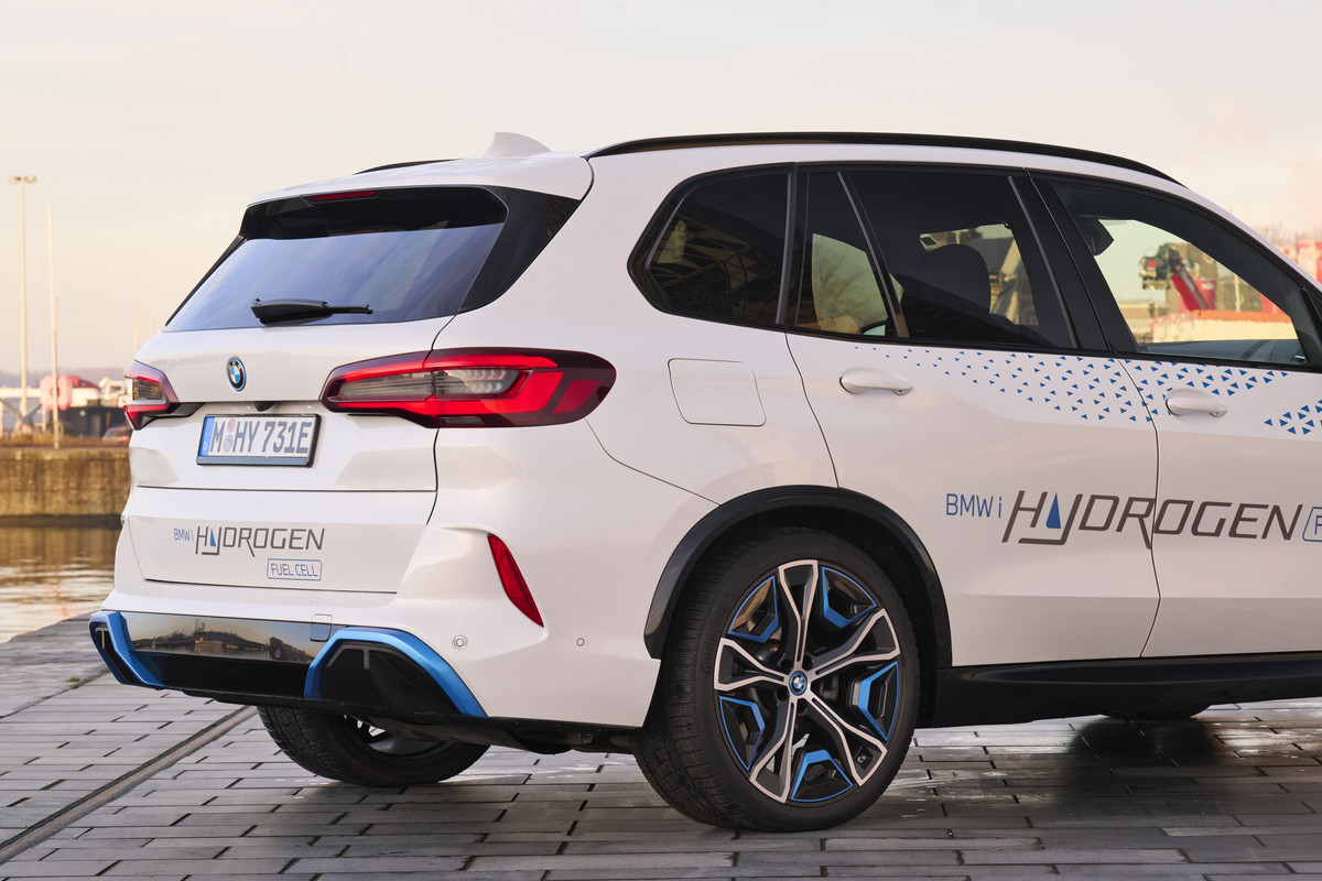 P90494436_highRes_bmw-ix5-hydrogen-on-