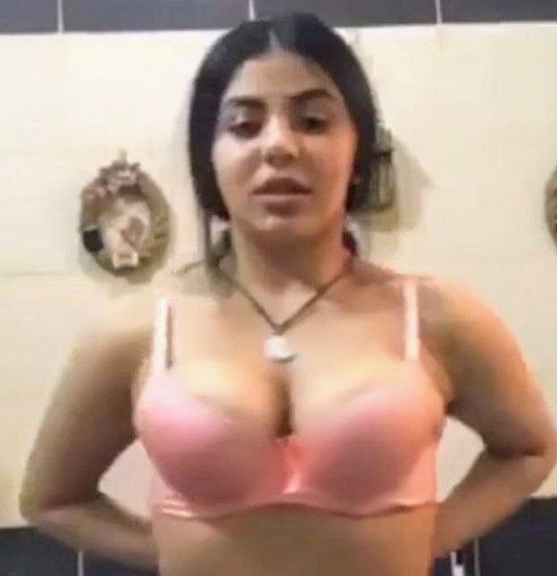 Beautifull indian girl Showing her boob and rubbing hard Latest viral