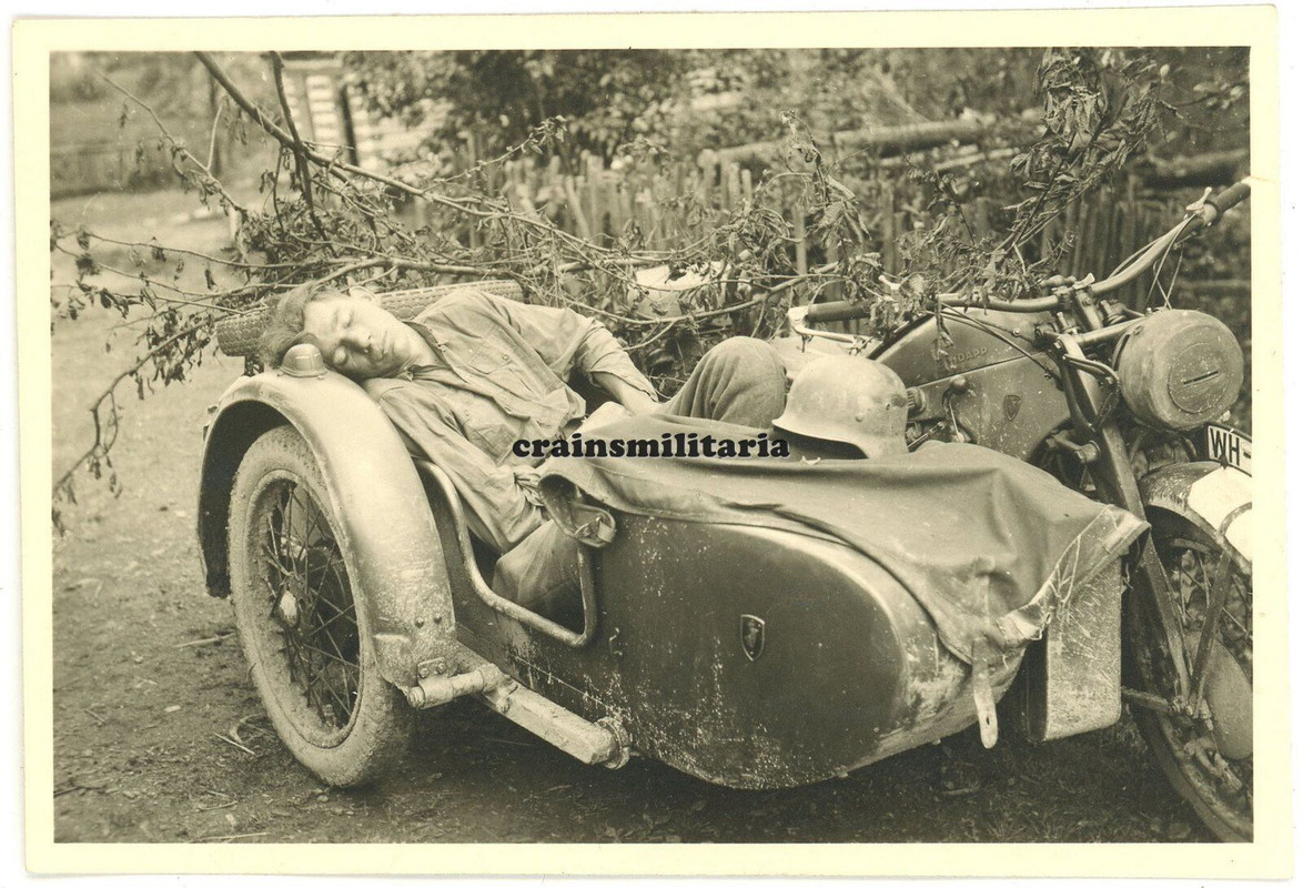 Orig. Foto Gebirgsjäger Kradmelder bei kurze Ruhe in Zündapp Motorrad Russland