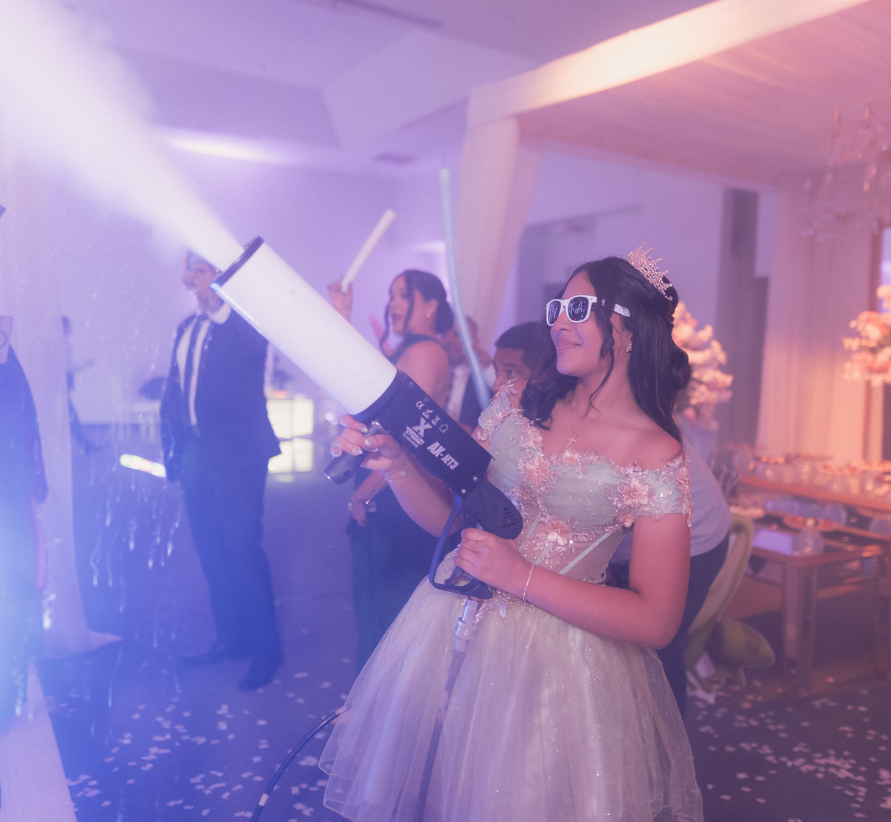 Quinceañera en fiesta con efecto de humo