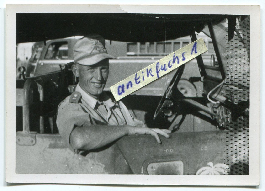 Kübelwagen mit Fahrer vor Tobruk in Afrika beim 