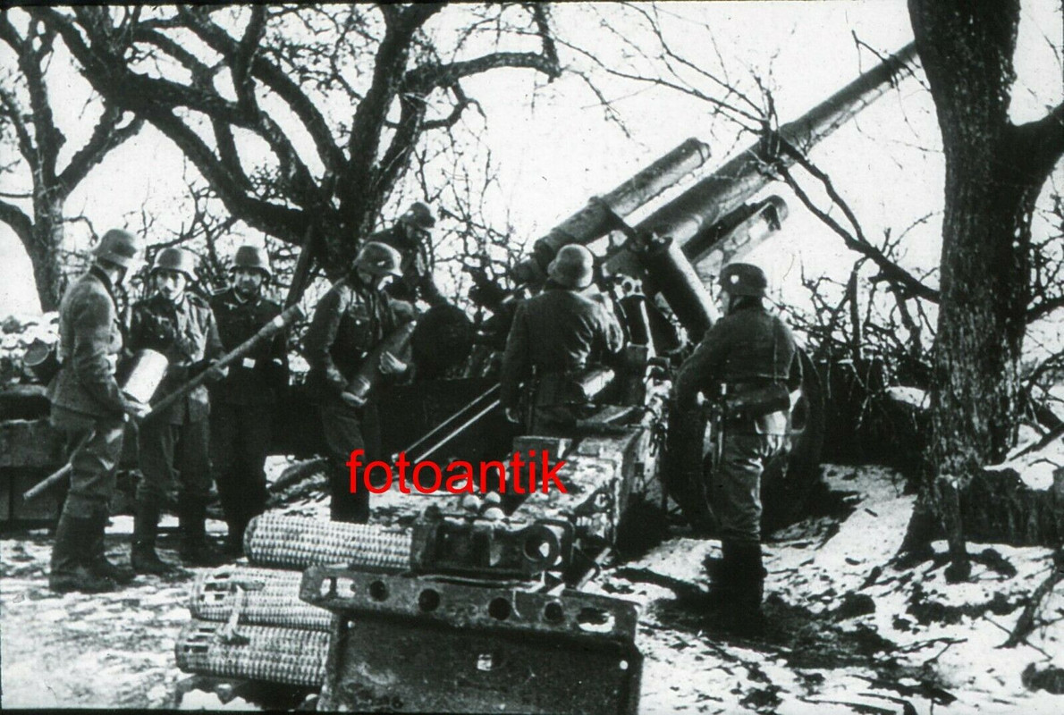 Foto 2 WK Glas DIA Ostfront schweres Geschütz Haubitze in Stellung Soldat selten