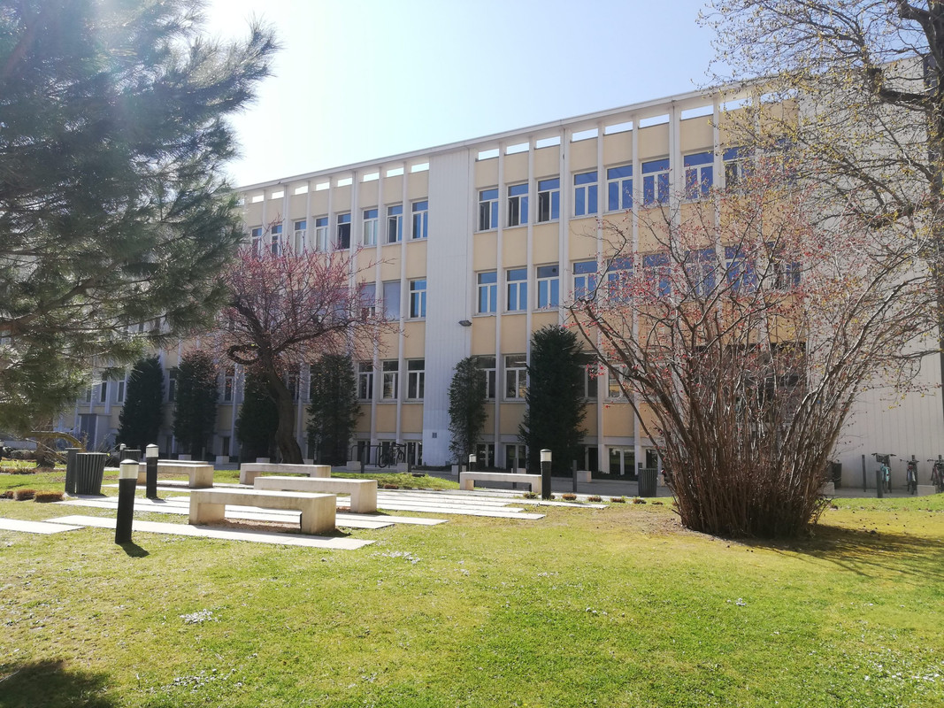 Photo du campus extérieur et de la cour intérieure de l’École Diagonale Lyon 7e