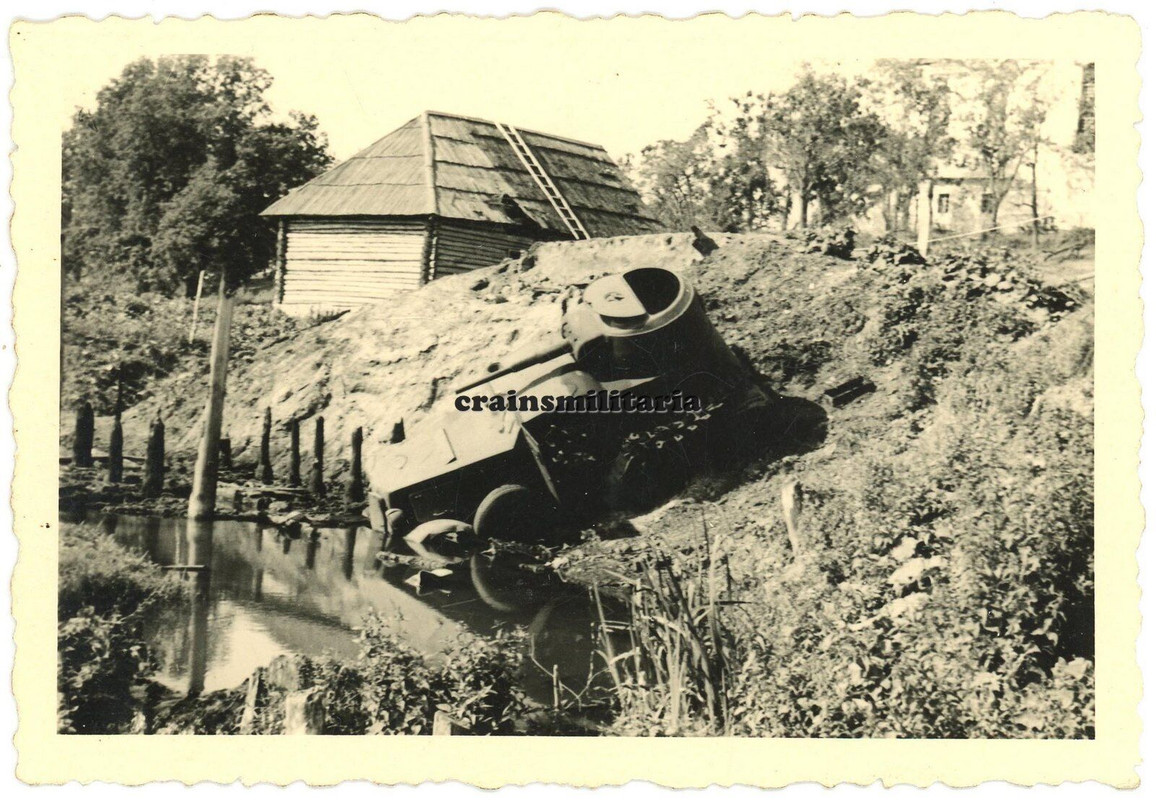 Orig. Foto zerstörte russische Panzerspähwagen BA-10 Beute Tank in Russland 1941