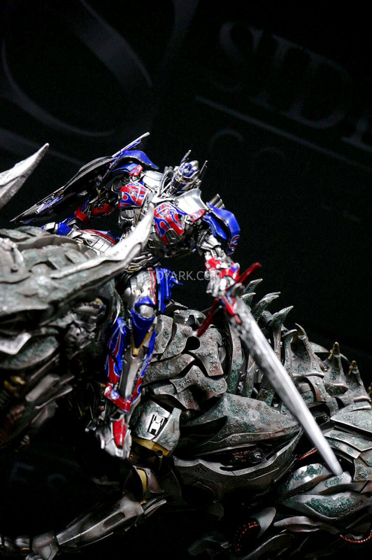 SDCC-2014-Sideshow-Transformers-Optimus-and-Grim