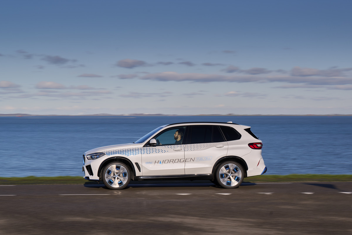 P90494381_highRes_bmw-ix5-hydrogen-on-