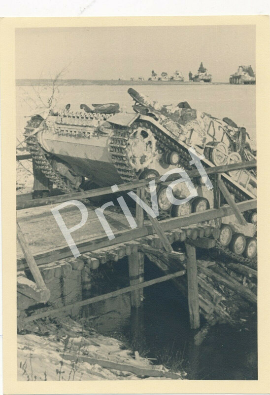 Panzer auf zerstörter Brücke, Kolonne Russland