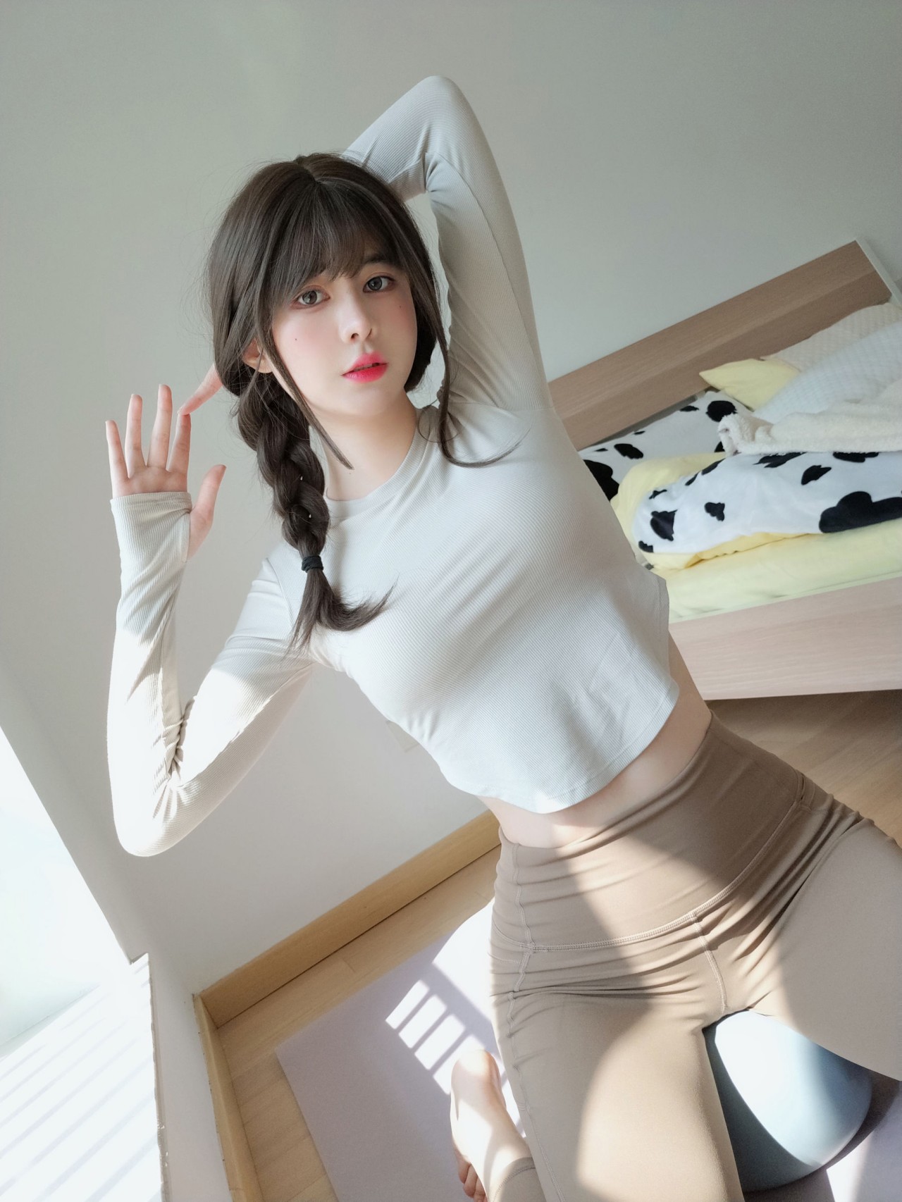 眼 酱 大 魔王 w nude 瑜伽服写真美图，卧室佳人自然性感之美插图6