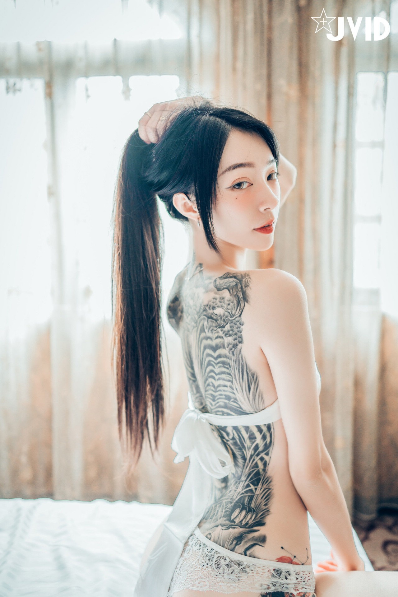 jvid 露出 色色旗袍写真，复古窗边的红衣纹身女孩插图2