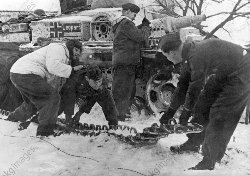 Deutschen Wehrmacht bei der Reparatur der Raupenkette des Aufklä