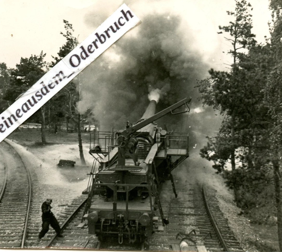 A1 Foto WH 28 cm Kanone K5 Eisenbahngeschütz Bruno im Feuerkampf