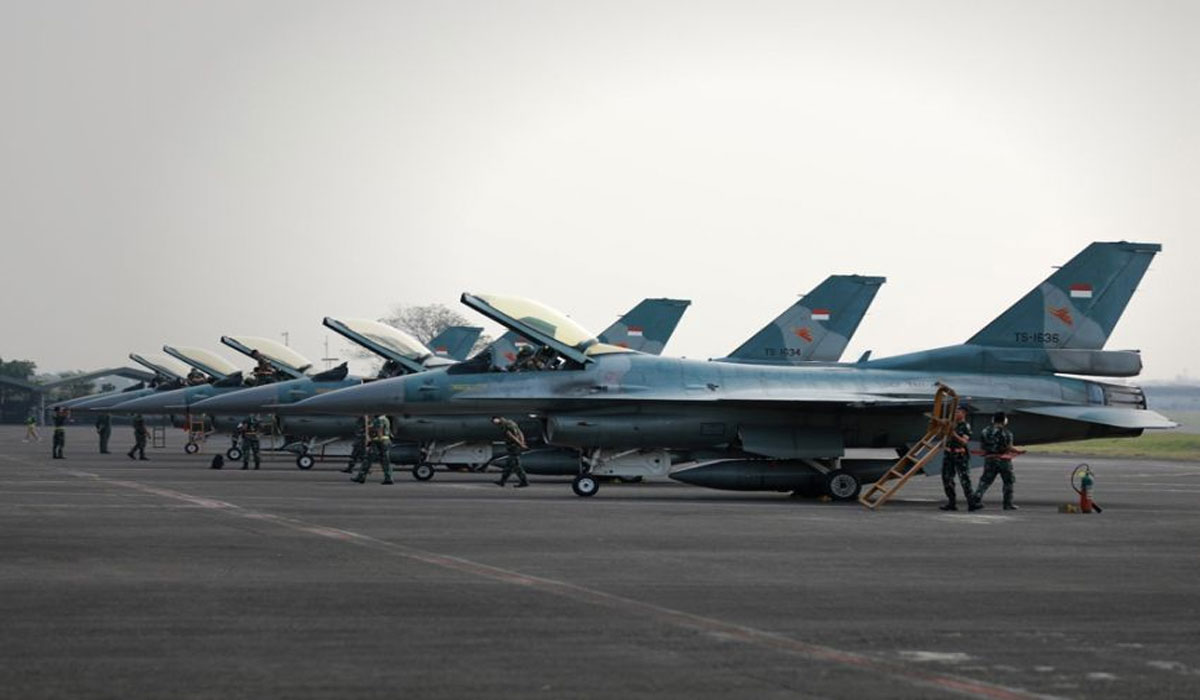 Jet Tempur F-16 Lumpuhkan Pesawat Asing di Langit Jakarta