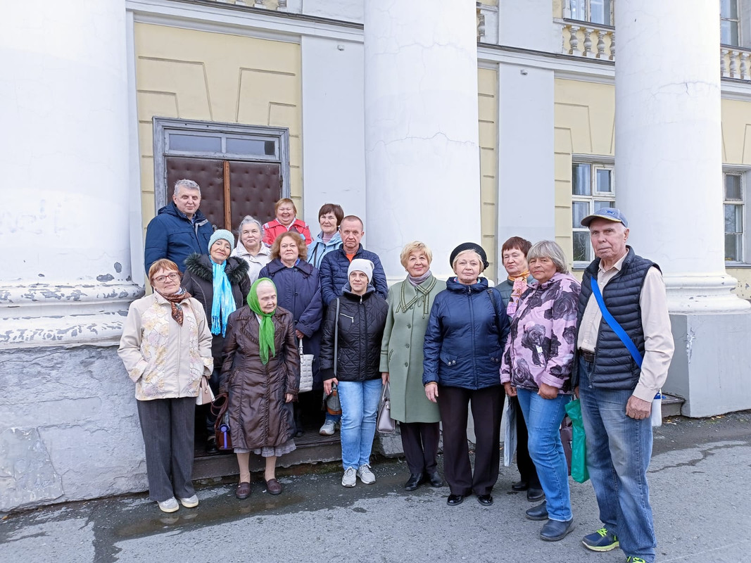 Родоведы  у здания Главной заводской конторы Нижнетагильских заводов