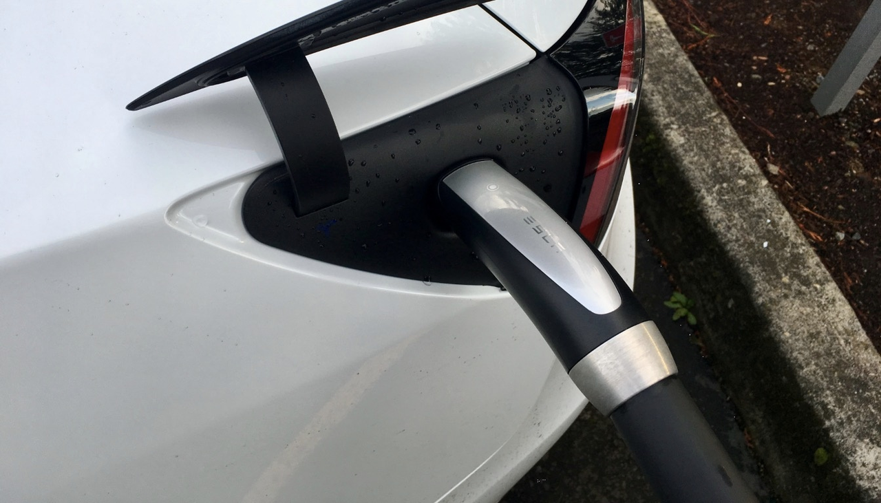 Tesla quiere que eléctricos de todas las marcas utilicen su conector de carga