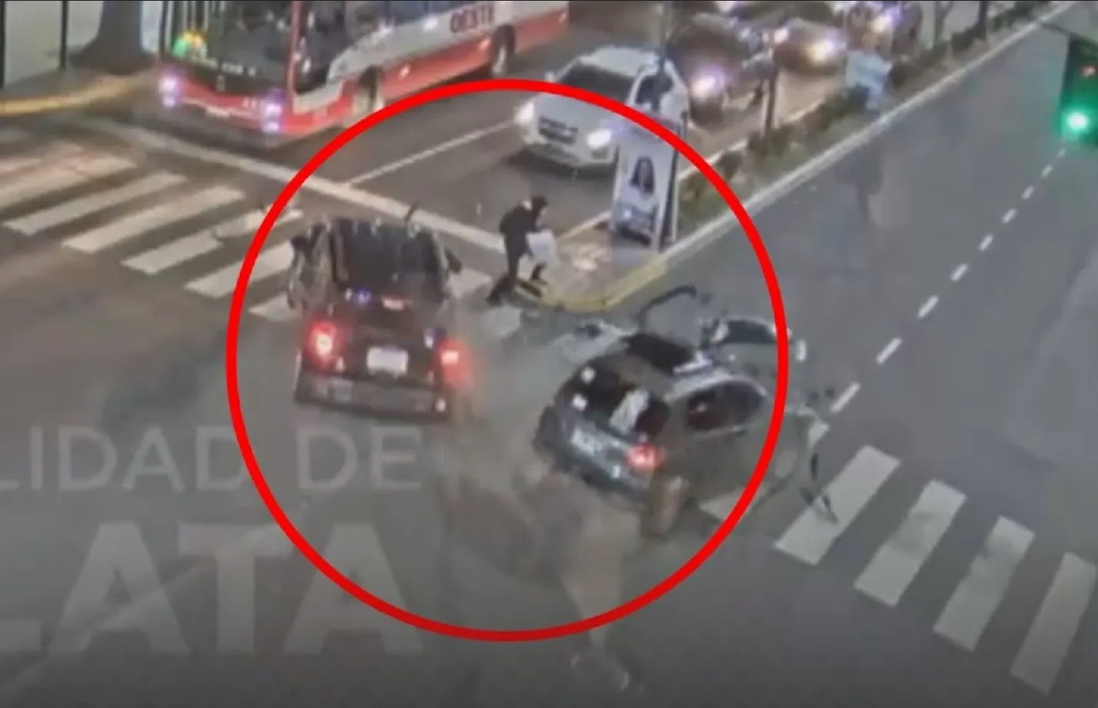 Mujer sobrevive a choque en Argentina, casi fue despedazada por dos autos: video