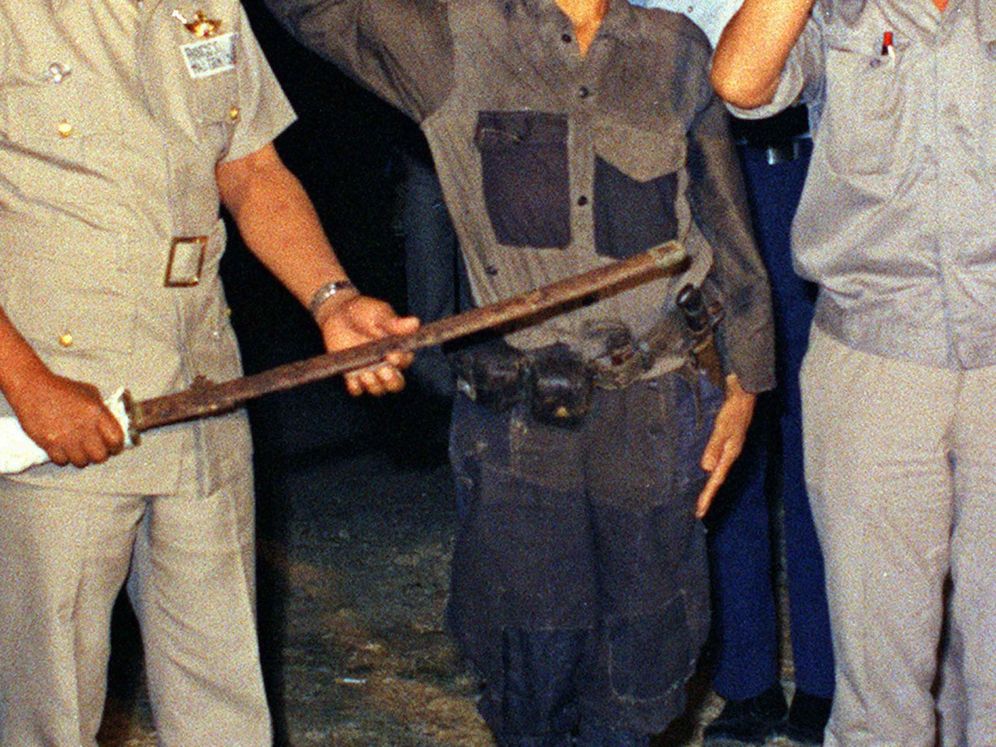 Momento en el que Hiroo Onoda entrega su espada en 1974 en señal de rendición. Reuters