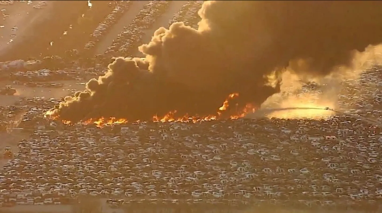 Devastador incendio arrasa con un depósito de vehículos en Texas