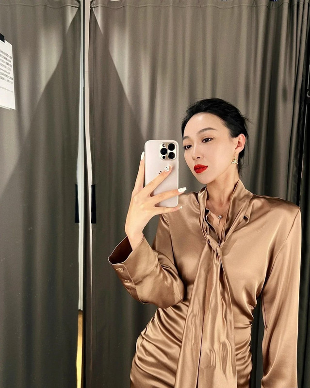 X2北京招商银行高管【廖飞】42 岁极品人妻，疑似因应债务危机被迫下海创业被拍下大量的不雅视频，真是高素养善解人意皮肤紧致！ (5)