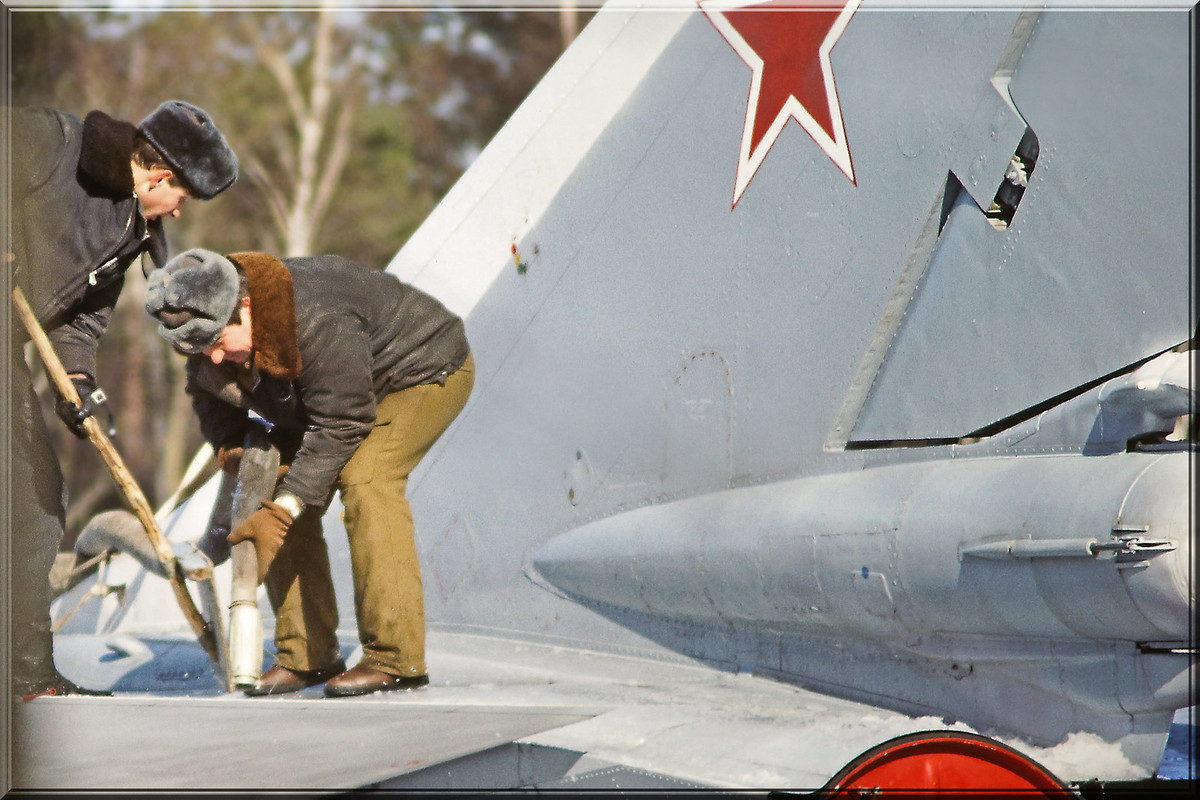 11 ORAP Su-24MR 03 White_0515323 (3)