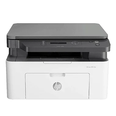 Impressora Multifuncional HP LaserJet MFP 135a em um ambiente de escritório, mostrando seu design compacto.