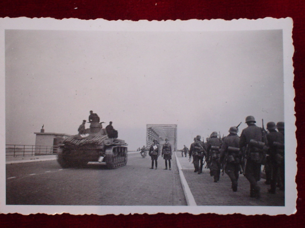 Marsch zur Brücke Militär Krieg 2 WK Soldaten