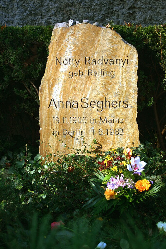 Berlin-Anna-Seghers-Grab-7112-59