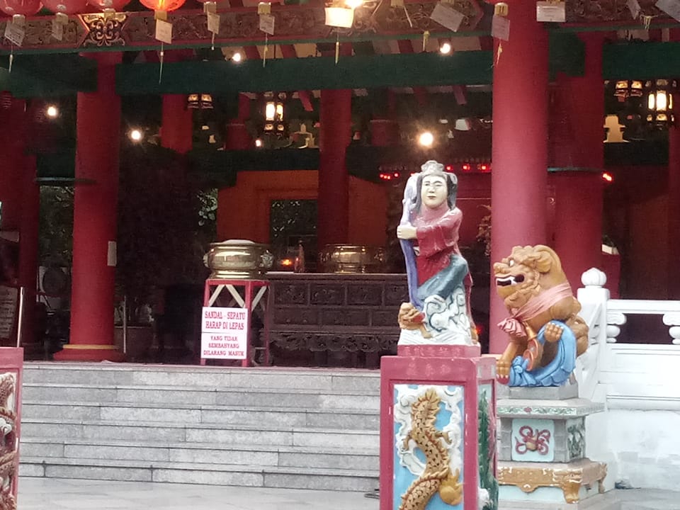 Kawasan sembahyang umat Buddha di Sam Poo Kong Semarang.
