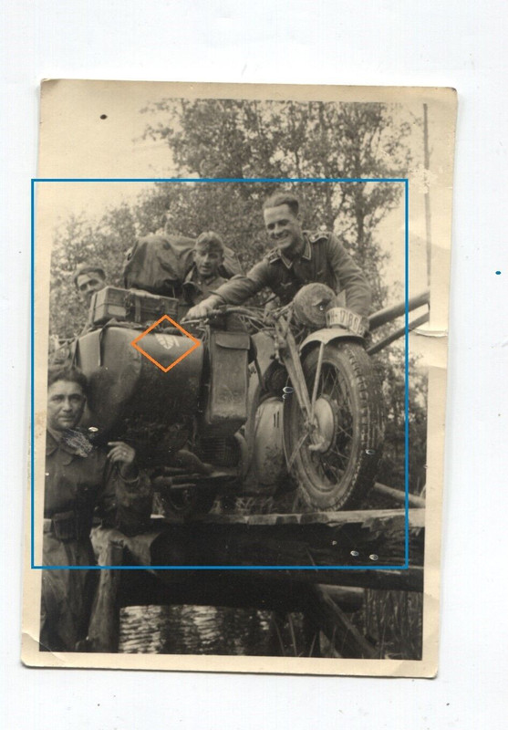 FOTO Krad Melder Soldaten Motorrad mit Beiwagen über Holzbrücke