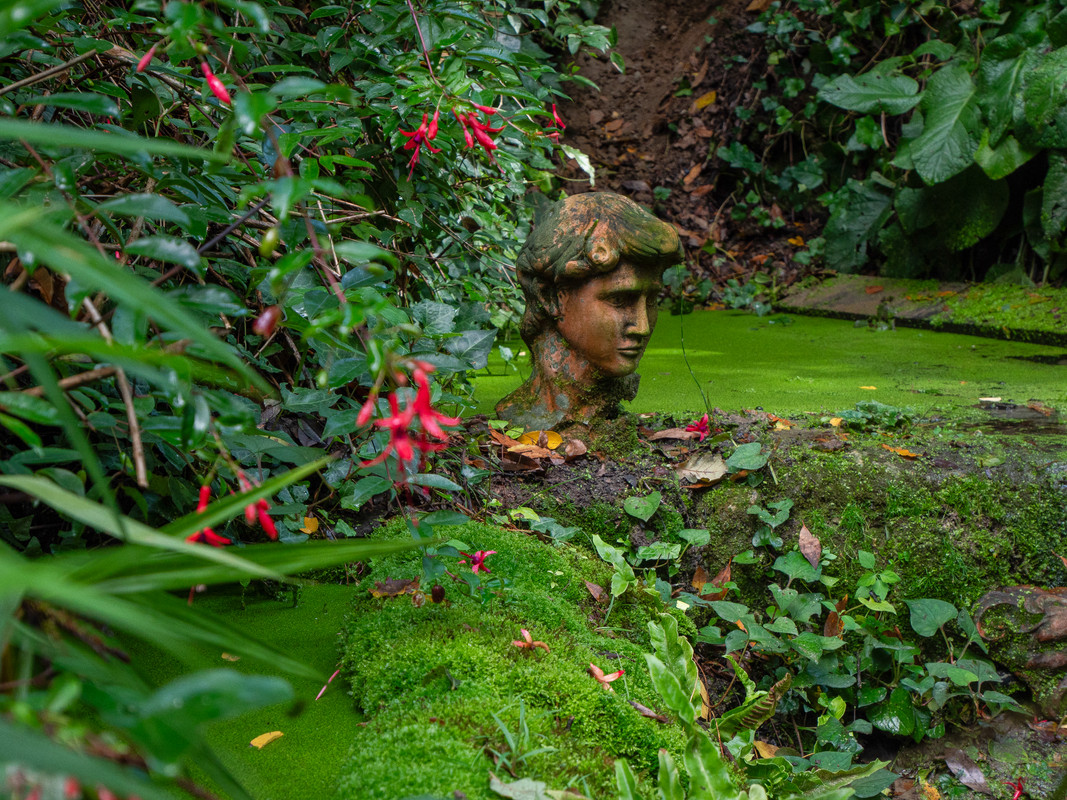 Statue près de la source - ciel nuageux