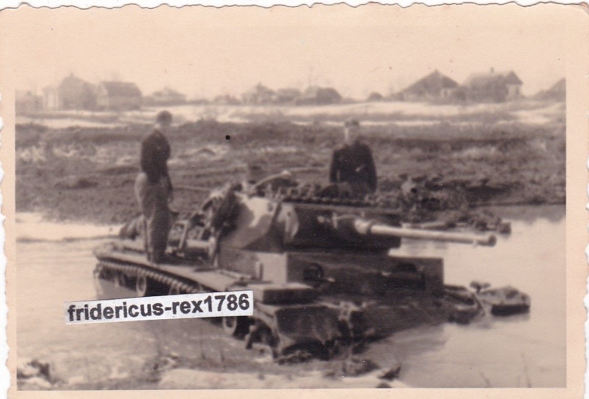 Foto Panzer III Tank Schlacht bei Charkow März 43 im Fluß eingeb