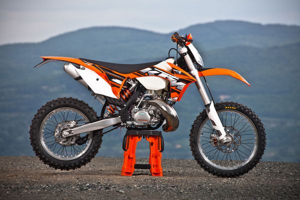 Новый мотоцикл KTM 200 EXC обладает отличным крутящим моментом и удивительно высок Новый мотоцикл KTM 200 EXC обладает отличным крутящим моментом и удивительно высок
