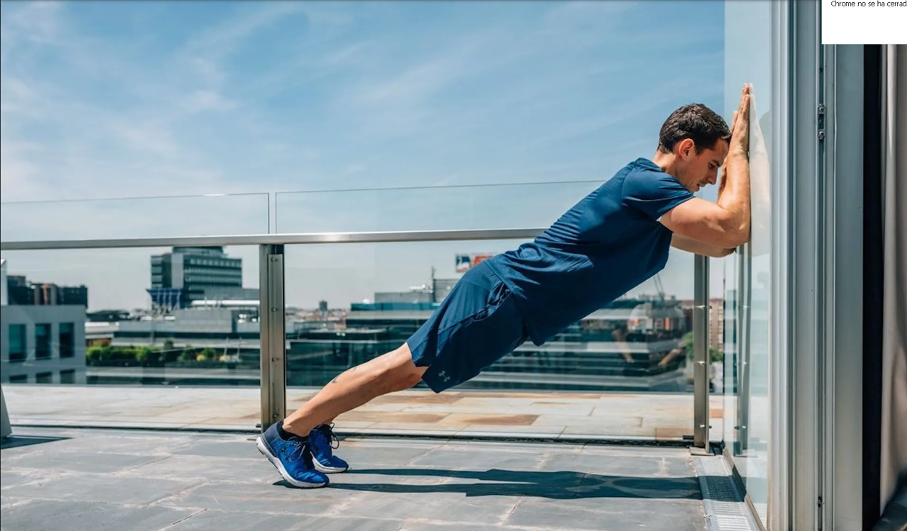 Olvídate de los brazos ‘alas de murciélago’ con estos ejercicios en pared