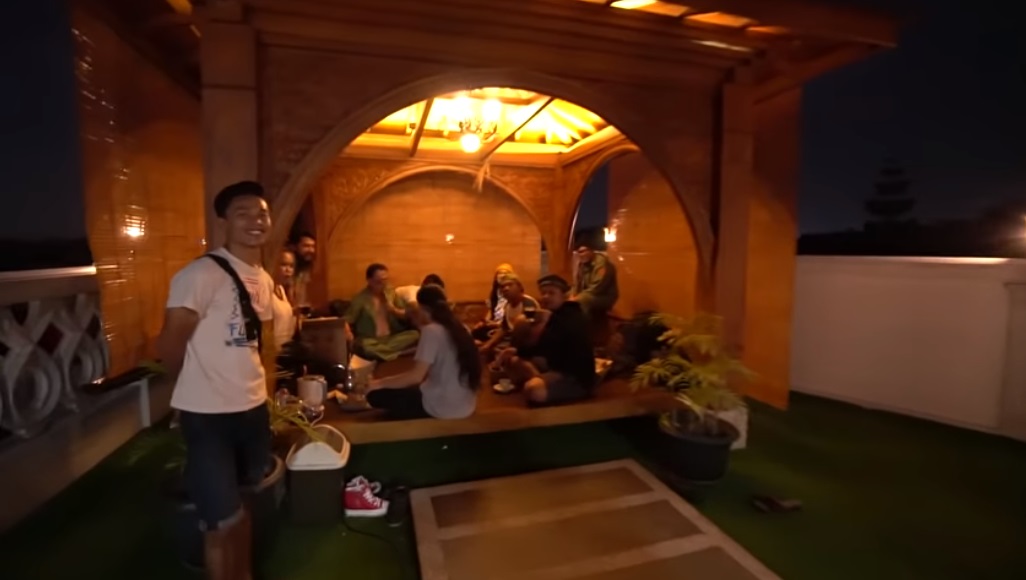 Gazebo di Roof top rumah Sule