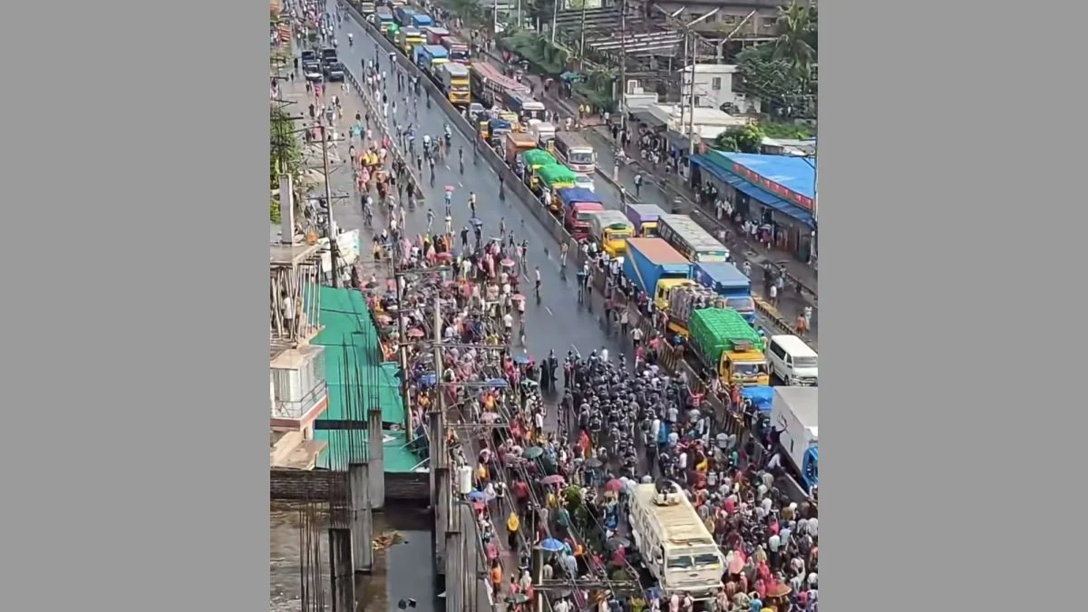 ঢাকা-টাঙ্গাইল মহাসড়ক অবরোধ করে গার্মেন্টস শ্রমিকদের বিক্ষোভ