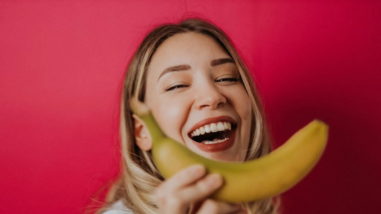 ¿Qué beneficios tiene comer plátano por la noche?