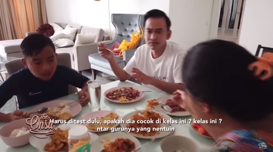 Betrand Peto makan bersama Ruben Onsu dan Sarwendah sebelum berangkat latihan sepak bola