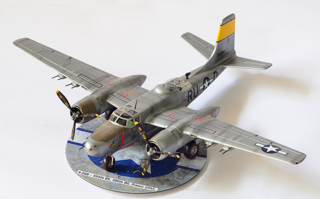Expositor] A-26 A/B Invader - Italeri - 1/72 - PlastiBrasil.com