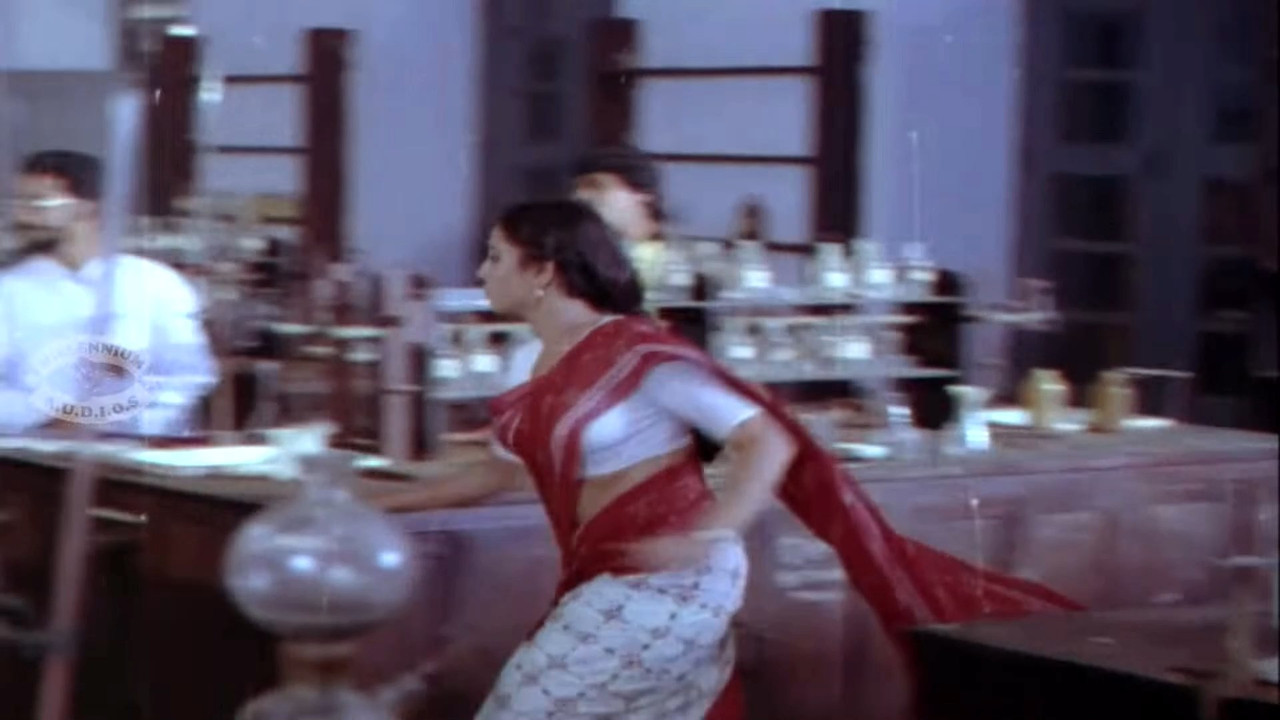 Beautiful and young geetha navel and other saree scenes.mp4_snapshot_00.02.033