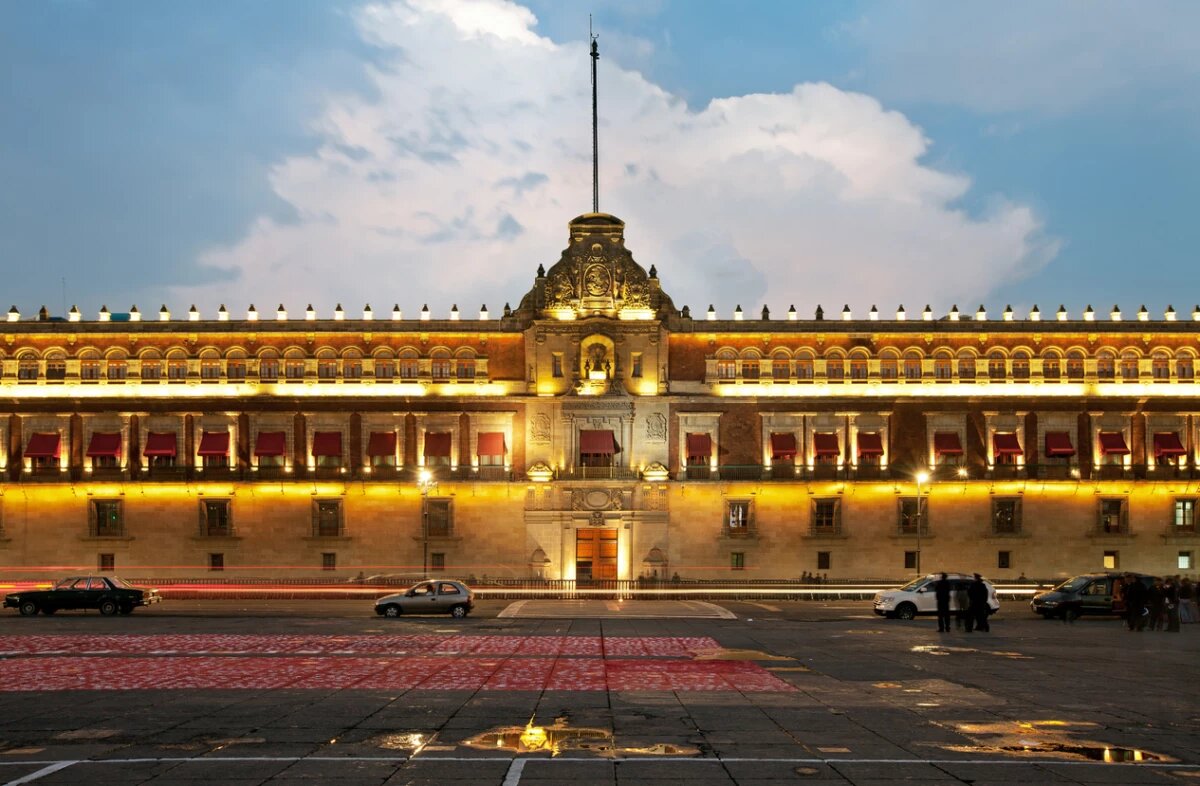 AMLO muestra la oficinas y salones de Palacio Nacional por primera vez