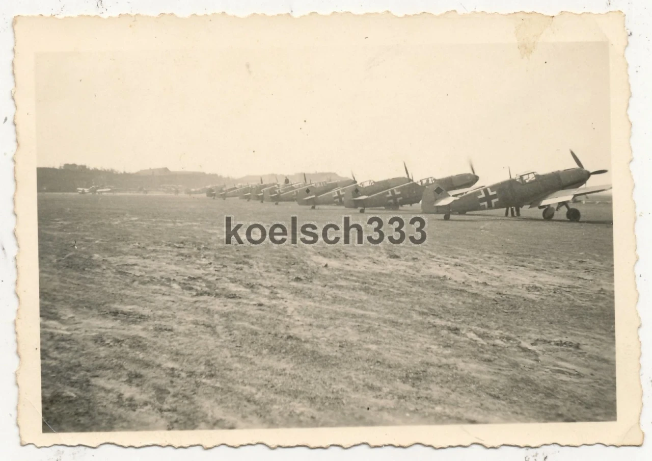 Foto Messerschmitt Bf 109 Flugzeuge vom Jagdgeschwader 27 der Luftwaffe (1)