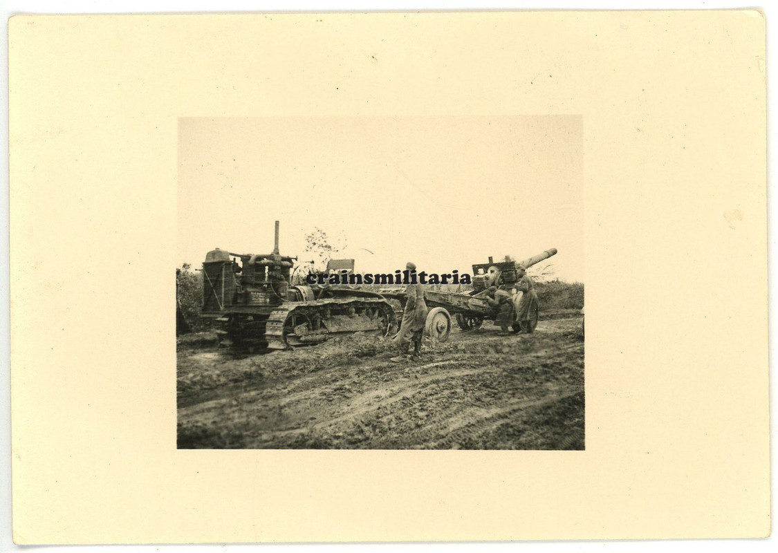 Orig. Foto rus. Schlepper Stalinez m. Beute Artillerie Geschütz in Russland 1941