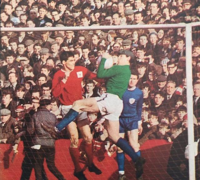 [Image: Frank-Wignall-challenging-Gordon-Banks-1967.jpg]