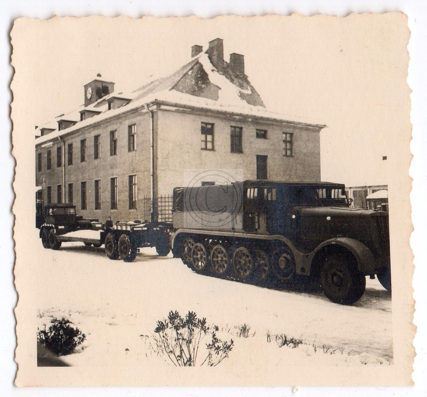 Halbketten Fahrzeug SdKFZ mit Tieflader Anhänger