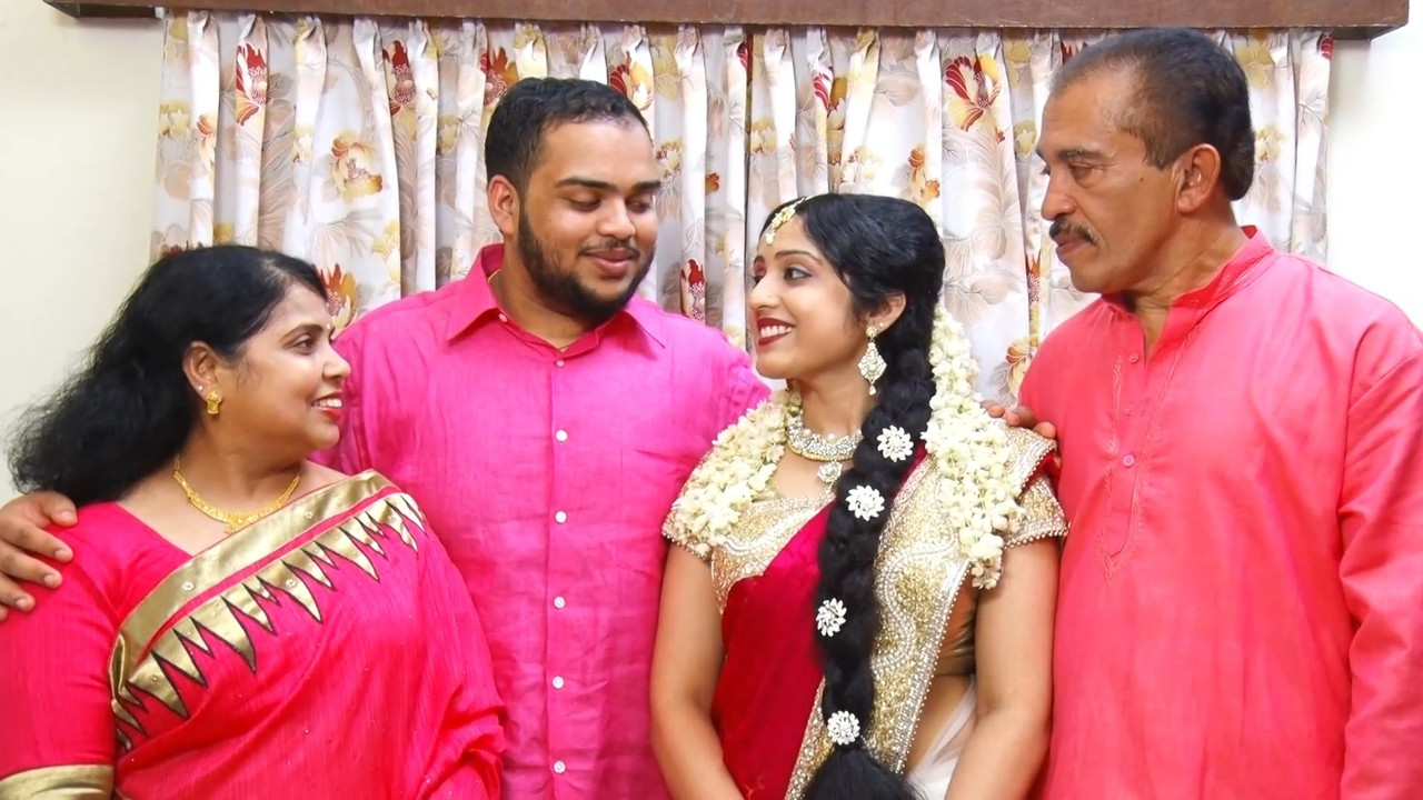 Cute malayali girl navel slips in red saree.mp4_snapshot_00.04.207