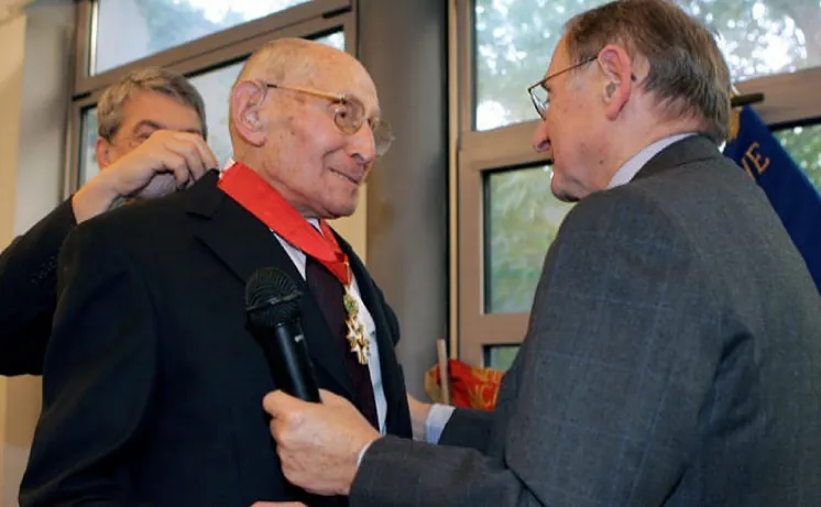 Georges Loinger el día que fue condecorado con la Legión de Honor en 2005. AFP